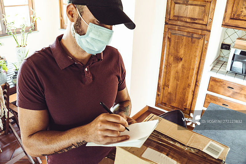 疫情期间快递员配送包裹图片素材