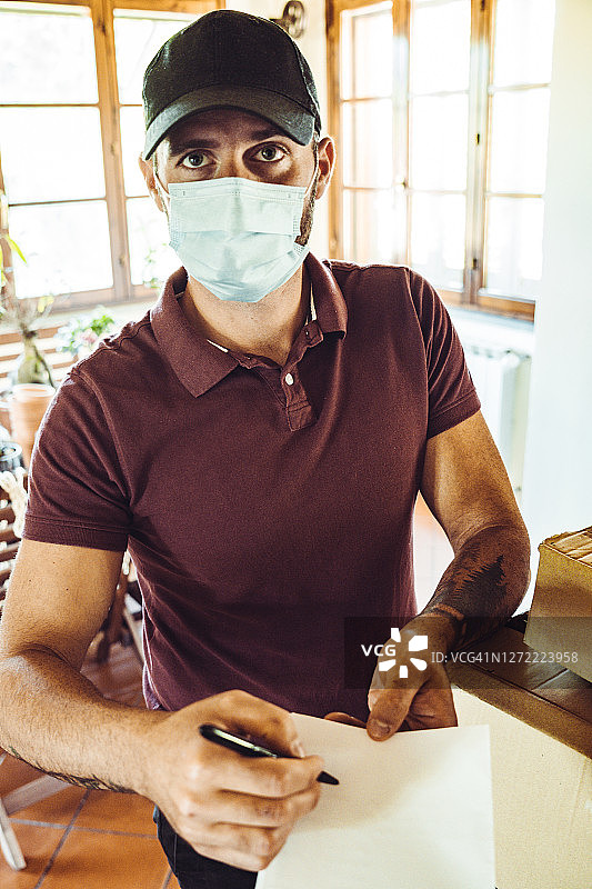 疫情期间快递员配送包裹图片素材