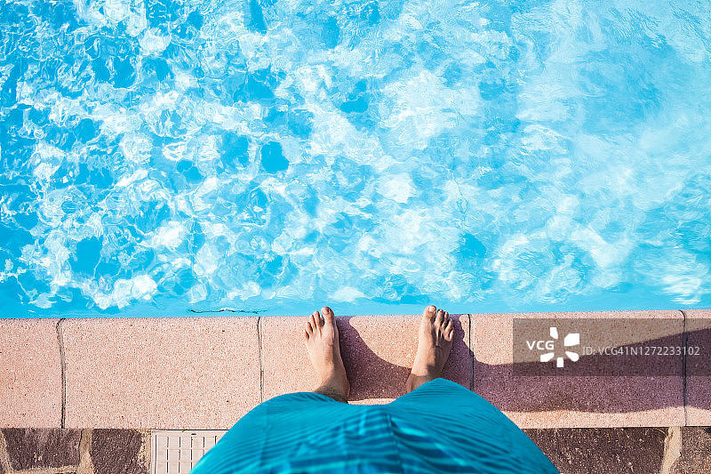 男人站在游泳池边的裸脚图片素材
