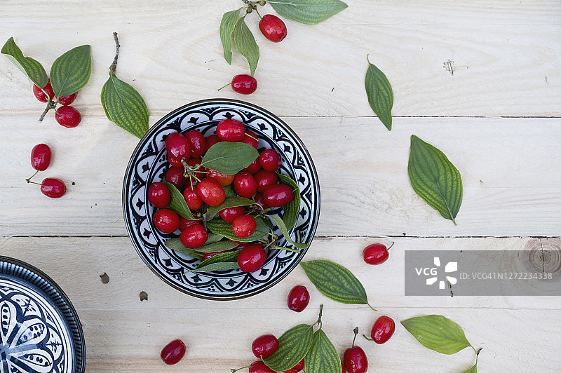 碗里装着树叶和新鲜的枣图片素材