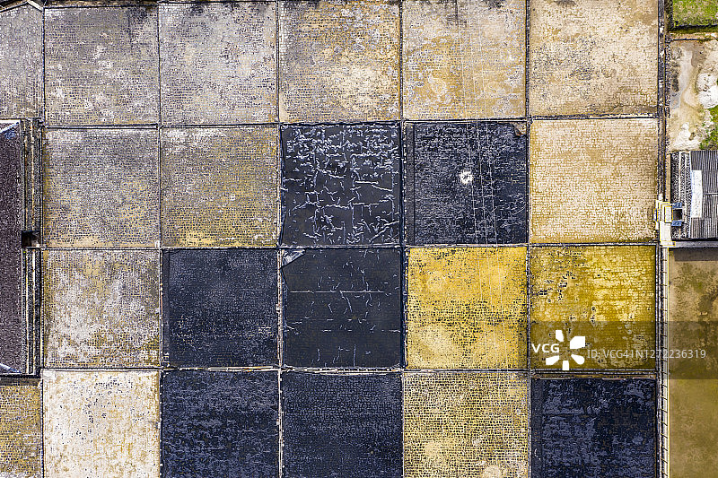 毛里求斯黑河塔马兰方形盐田的直升机视角图片素材