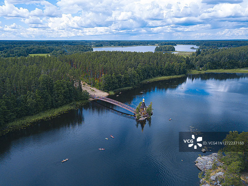俄罗斯列宁格勒州：夏季沃克萨河畔圣安德烈教堂鸟瞰图片素材