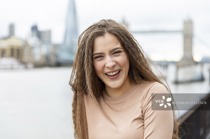 在伦敦休闲的年轻漂亮女人图片素材