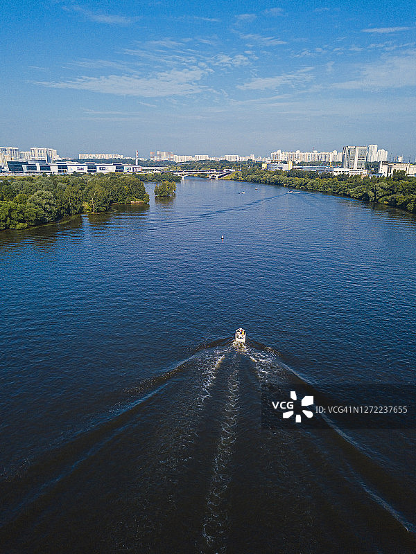 俄罗斯莫斯科州莫斯科河城市背景下的摩托艇航拍图片素材