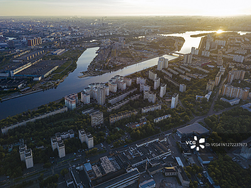 俄罗斯莫斯科州莫斯科市，航拍夕阳下居民区莫斯科河为背景图片素材