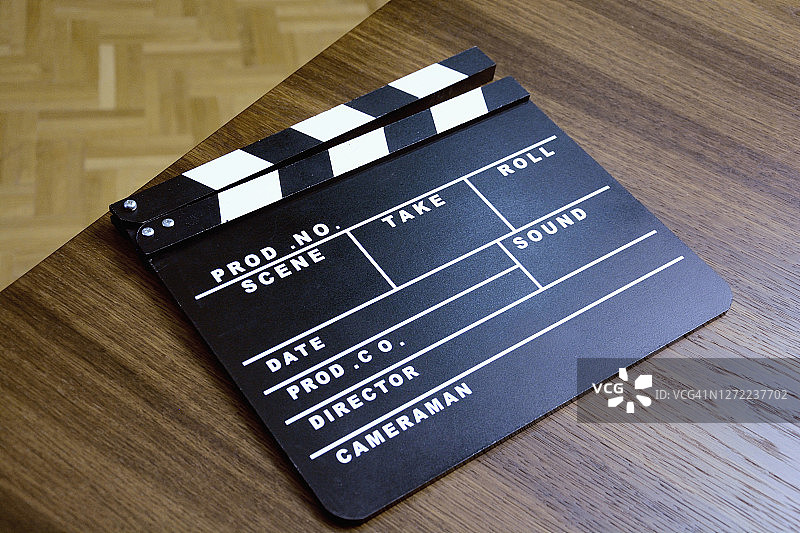 木桌上的电影场记板俯视图图片素材