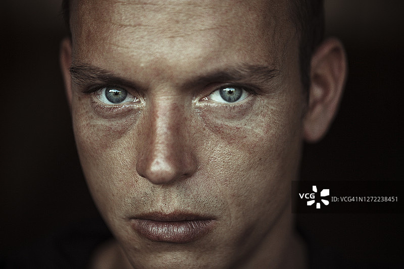有着灰色眼睛靠墙的男士特写图片素材