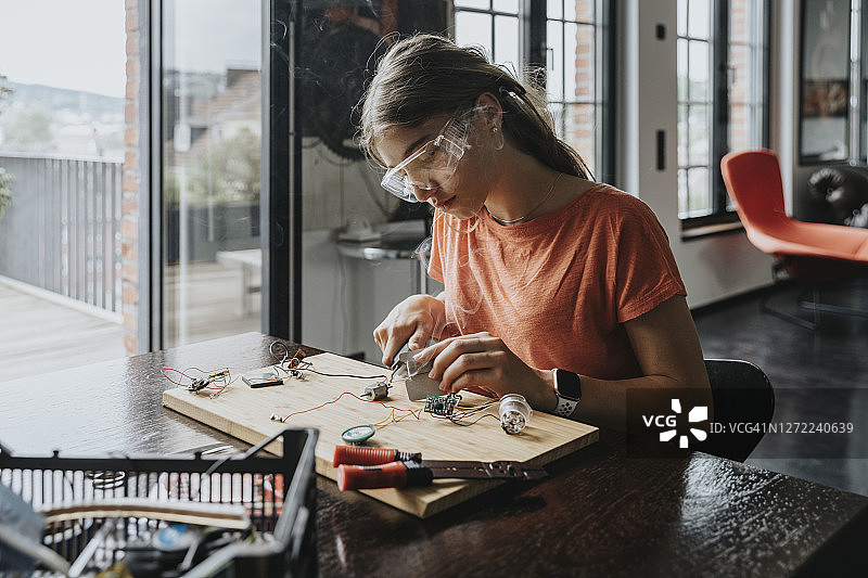 少女在家使用电烙铁图片素材