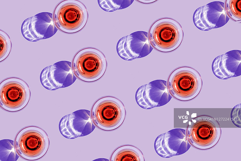 粉色背景下的红色利口酒杯图案图片素材