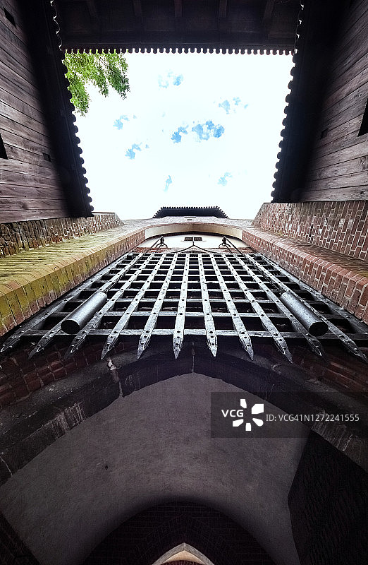 波兰马尔堡中世纪城堡的垂直滑动闸门图片素材