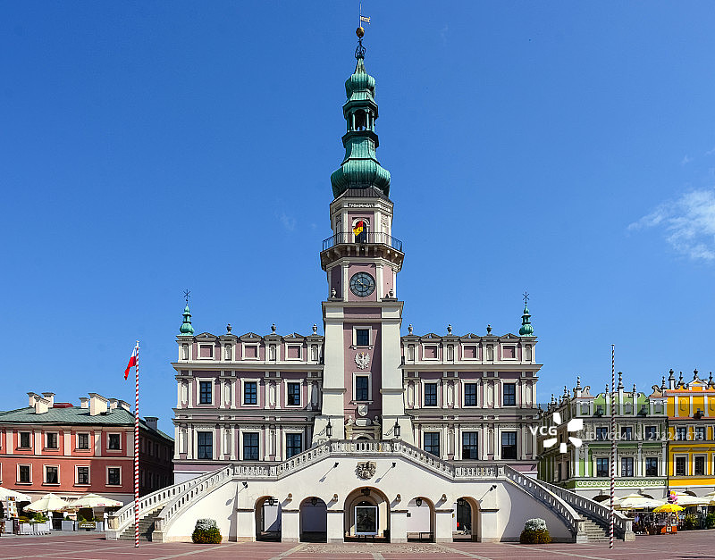 波兰扎莫希奇，文艺复兴风格的市政厅立面，位于宏伟的中央广场，周围是色彩缤纷的亚美尼亚房屋图片素材