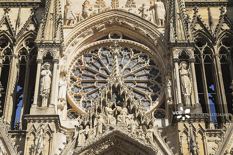 法国马恩河畔兰斯兰斯大教堂圆形窗户周边的雕塑图片素材