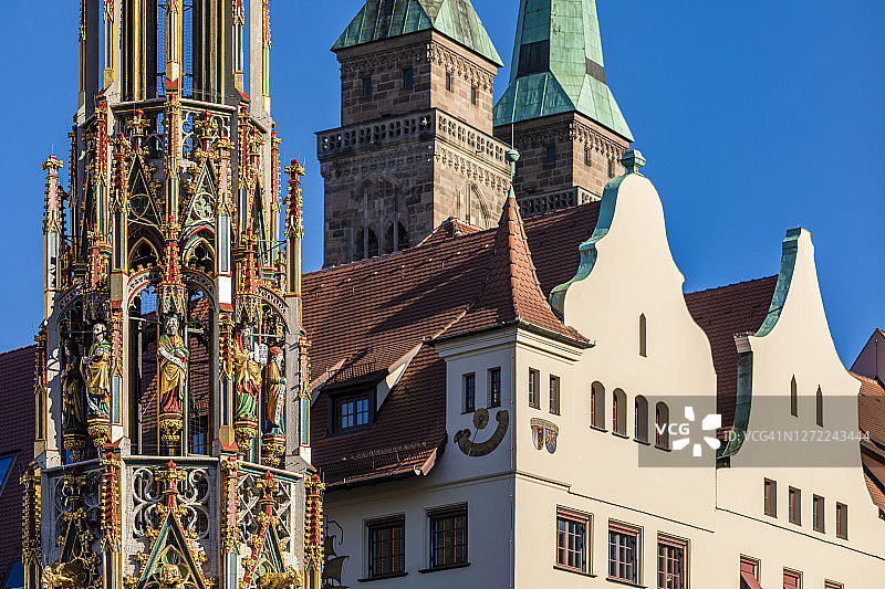 德国巴伐利亚纽伦堡美泉与圣塞巴都堂塔楼图片素材