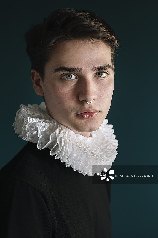 在家中靠墙的英俊年轻人图片素材