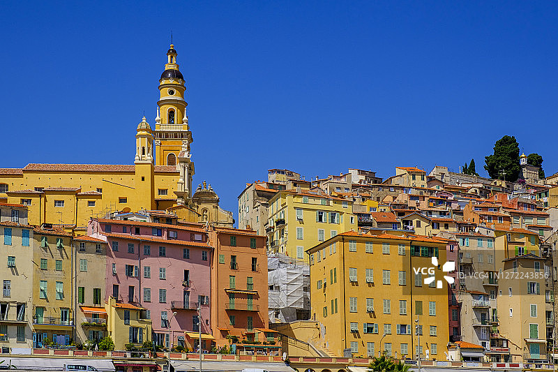 法国普罗旺斯-阿尔卑斯-蓝色海岸芒通圣米歇尔-阿尔康日大教堂周围的城镇房屋图片素材