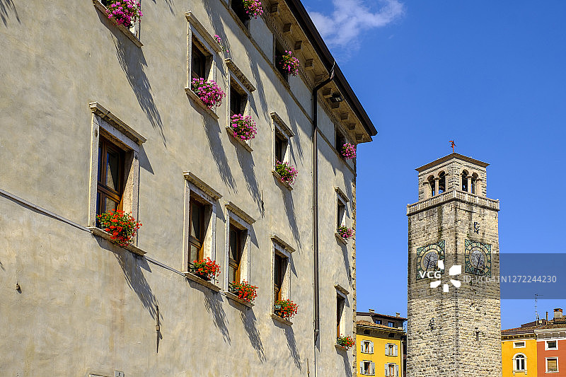 意大利特伦蒂诺里瓦德尔加尔达旧市政厅，背景是阿蓬纳莱钟楼图片素材
