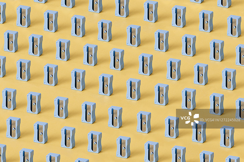 黄色背景上的蓝色卷笔刀图片素材