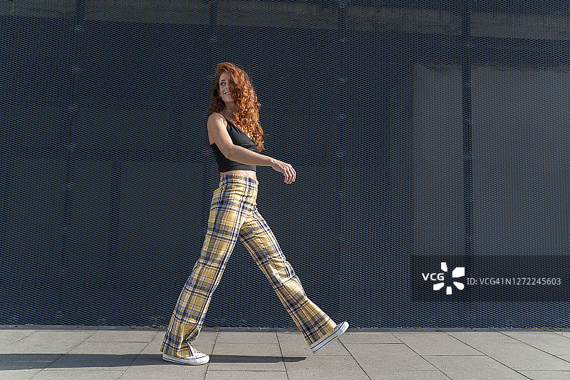 走在人行道上的回头看的女人图片素材