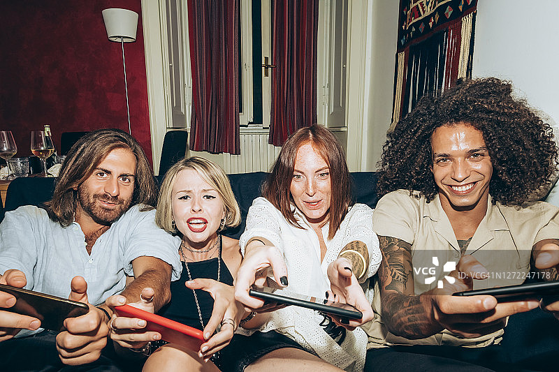 男人和女人们在家玩电子游戏图片素材