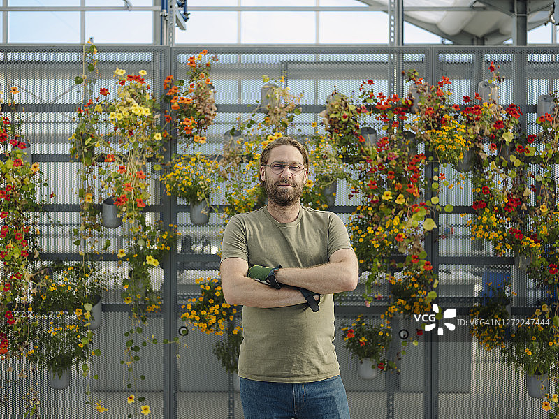 在温室里自信的男人的人物肖像图片素材