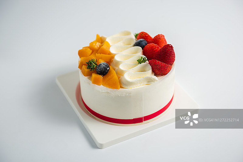新鲜水果蛋糕，草莓和桃子图片素材