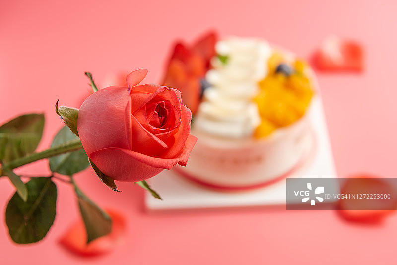 奶油草莓黄桃蛋糕图片素材