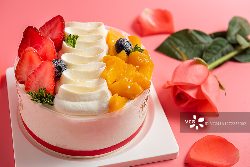 奶油草莓黄桃蛋糕图片素材