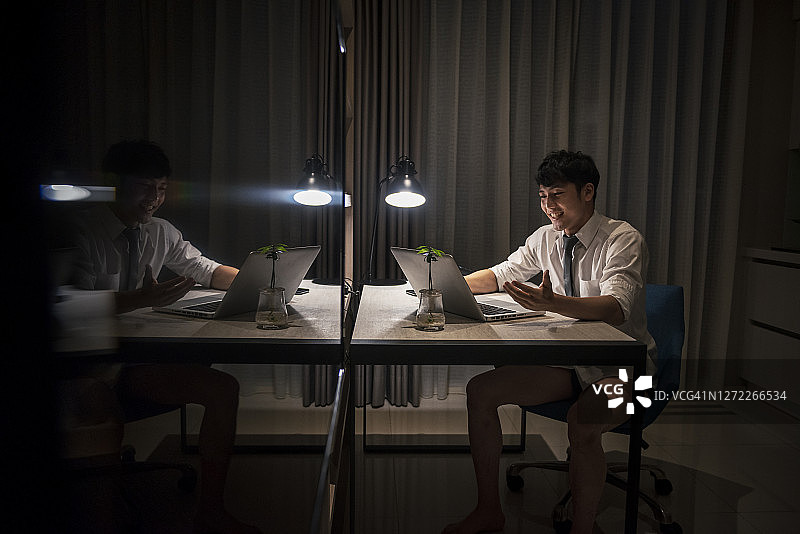 在家工作的亚洲男人图片素材