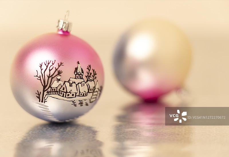 带有冬季图案的圣诞装饰品图片素材