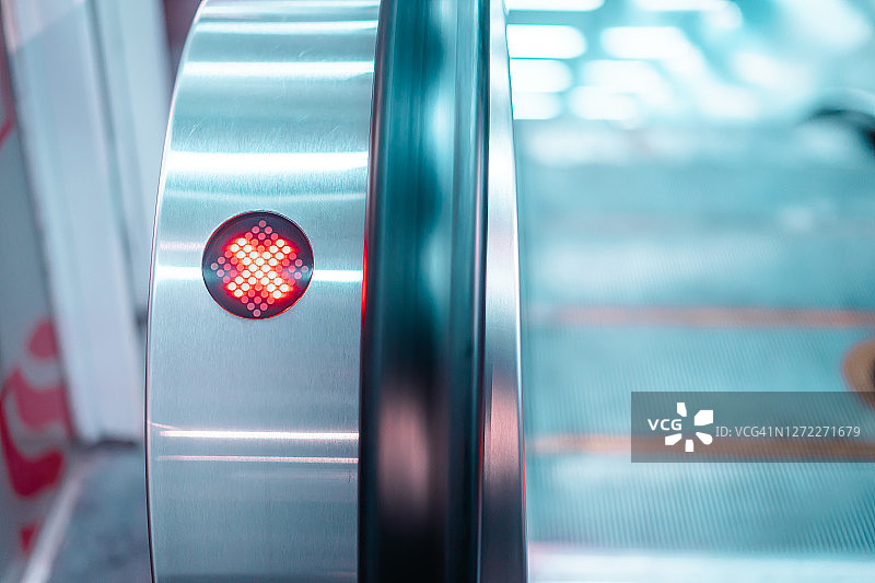 疫情期间夜晚废弃公共扶梯上的禁用数字标牌图片素材