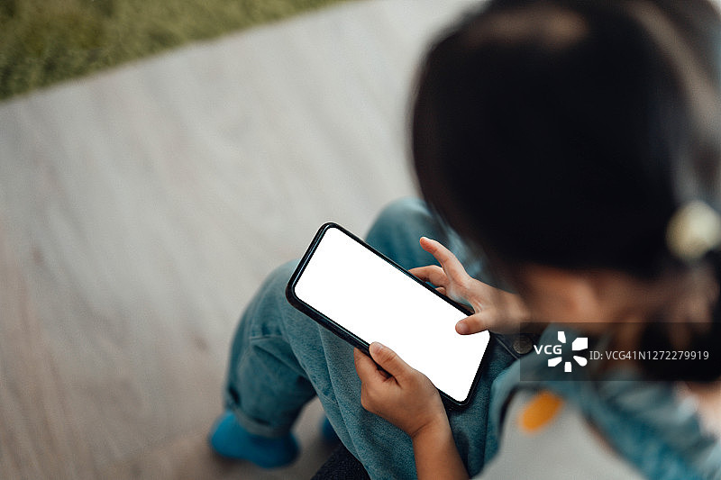 幼儿女孩使用智能手机图片素材