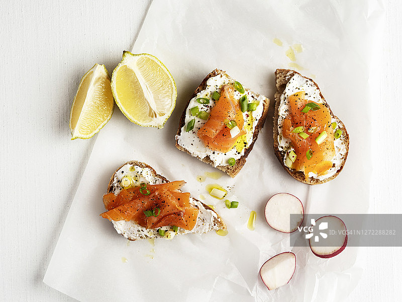 烟熏三文鱼面包图片素材