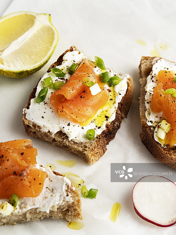 烟熏三文鱼面包图片素材