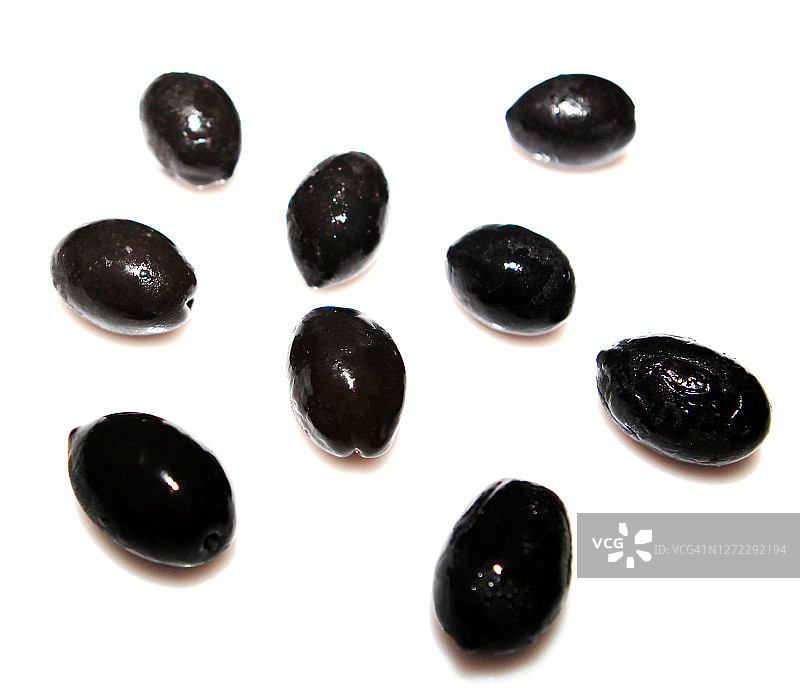白色背景下的分离黑色橄榄果图片素材