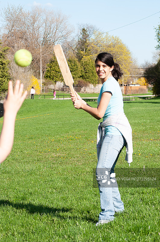 孩子们在加拿大公园里玩棒球图片素材