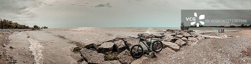 湖滩上的胖自行车图片素材