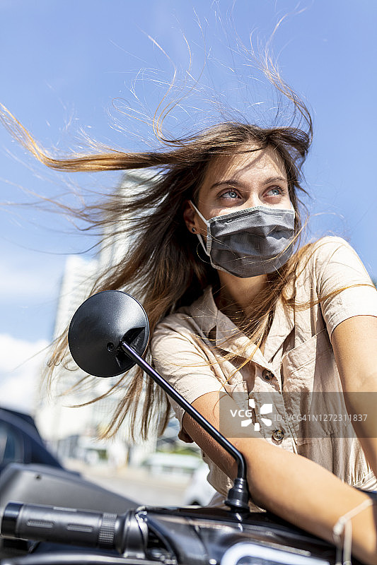 骑着电动滑板车的女学生，索非亚市图片素材