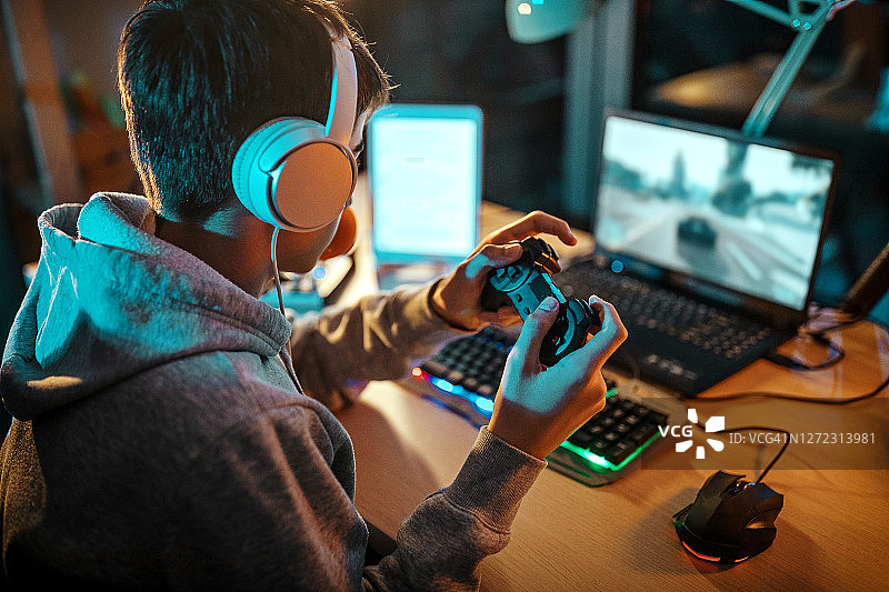 青少年在家玩多人在线游戏图片素材