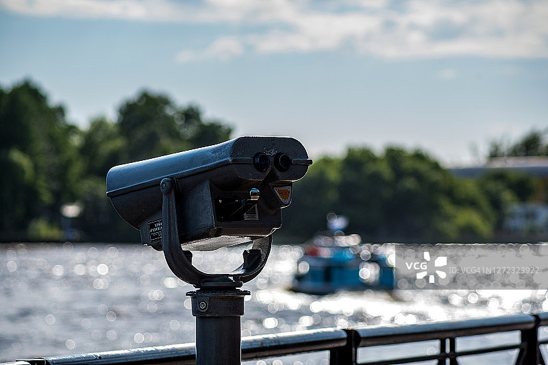 河边的塔楼观景台图片素材