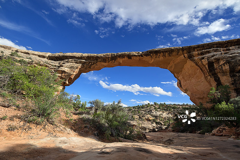 日落时分的欧瓦乔莫桥，犹他州自然桥国家纪念碑图片素材