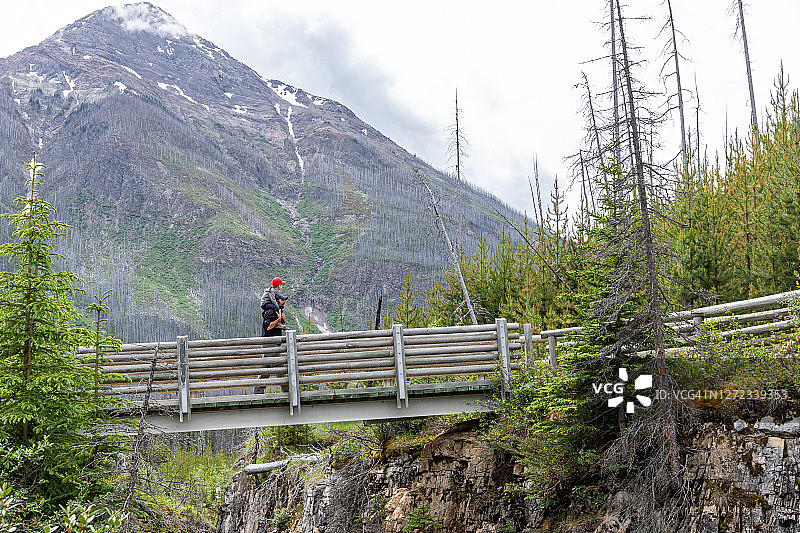 加拿大库特尼国家公园大理石峡谷的父子图片素材