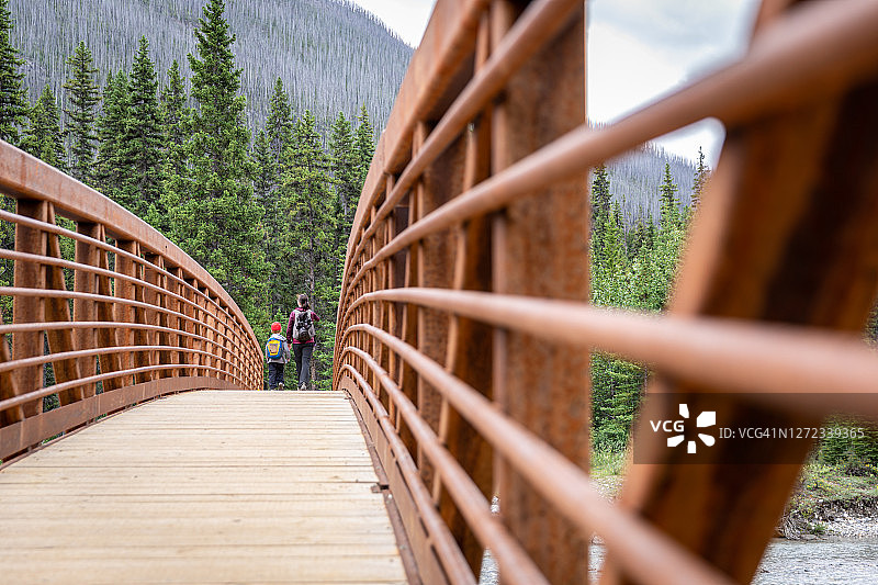 母子在加拿大不列颠哥伦比亚省库特尼国家公园朱砂河畔图片素材
