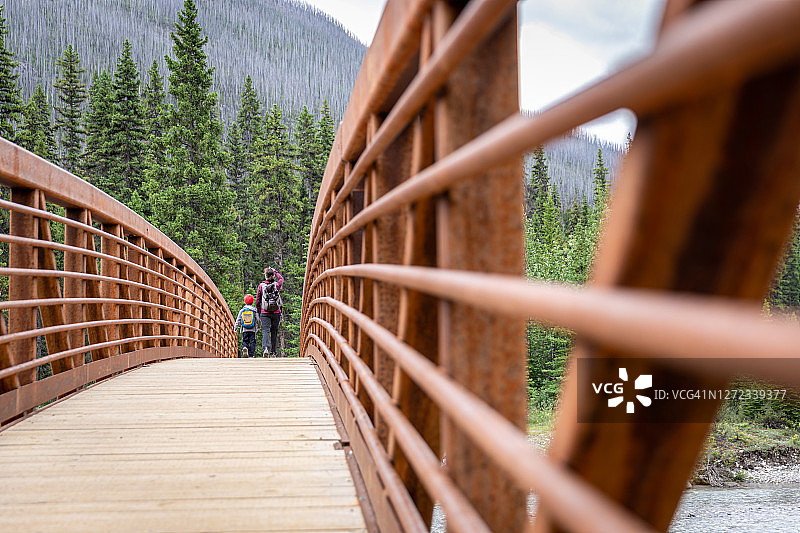母子在加拿大不列颠哥伦比亚省库特尼国家公园朱砂河畔图片素材