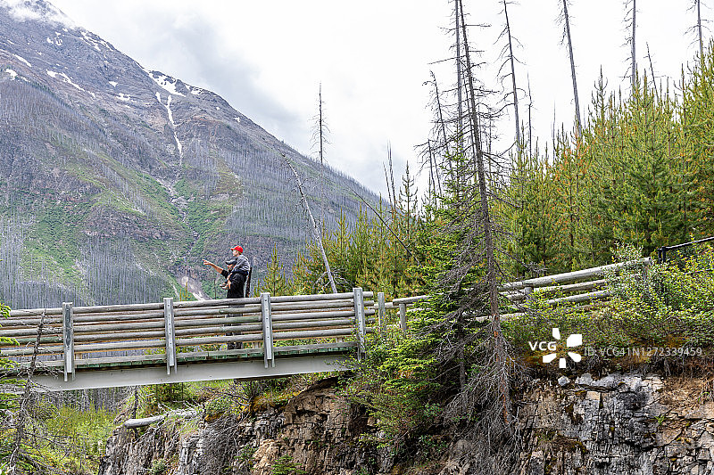 加拿大库特尼国家公园大理石峡谷的父子图片素材