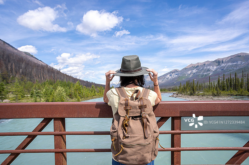 在加拿大不列颠哥伦比亚省库特尼国家公园朱砂河边的年轻女人图片素材