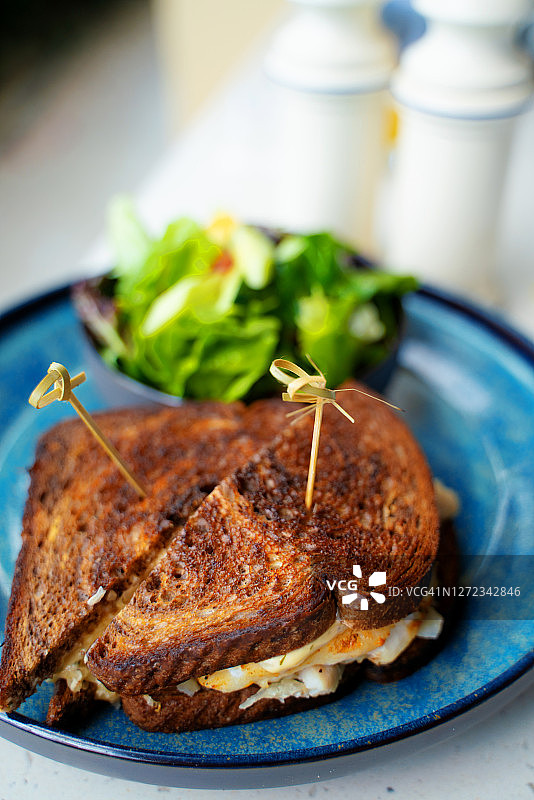 黑面包吐司上的鱼肉鲁宾三明治图片素材