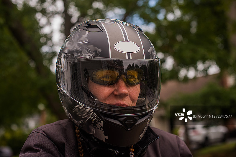 骑摩托车的女人图片素材