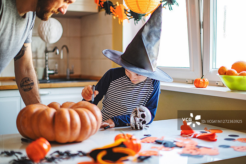 父子在家准备万圣节派对图片素材