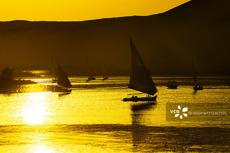 尼罗河日落美景：卢克索的生命之河图片素材