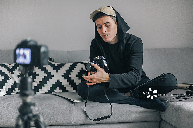 年轻摄影师制作视频博客图片素材